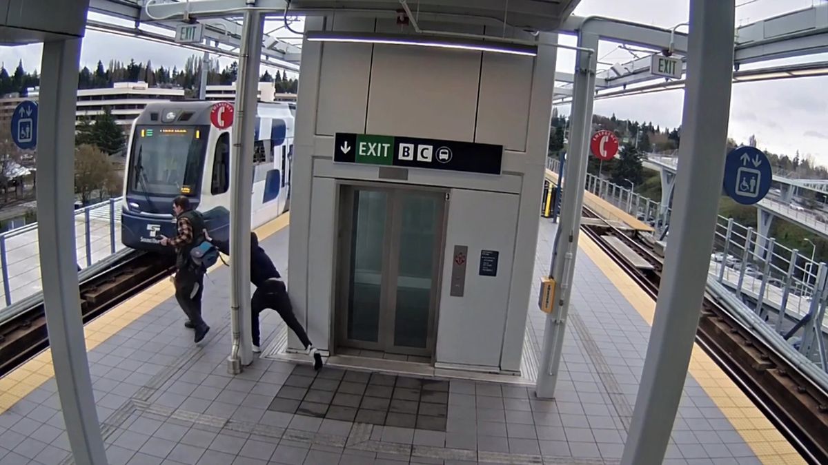 Děsivý pokus o vraždu: Útočník strčil muže na nástupišti v Seattlu pod vlak